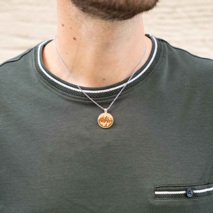 Halskette mit Hirsch und Bergmotiv – Kirschholz-Inlay mit naturverbundener Gravur