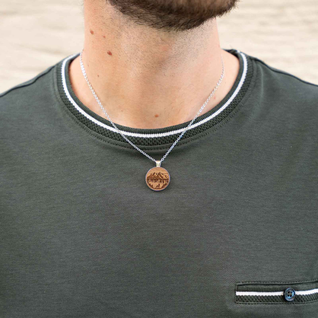 Gravur mit Hirsch und Berglandschaft auf Nussbaumholz – handgefertigte Natur-Halskette