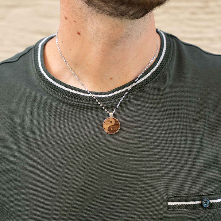 Holz-Halskette mit Yin-Yang Motiv auf Nussbaumholz – harmonischer Schmuck aus Naturmaterial