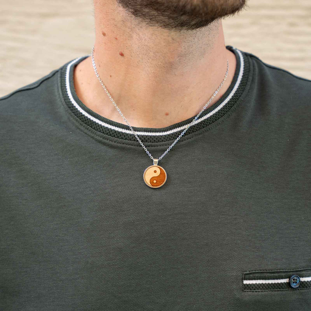 Yin-Yang Gravur auf Kirschholz – Edelstahl-Halskette mit spirituellem Holz-Inlay