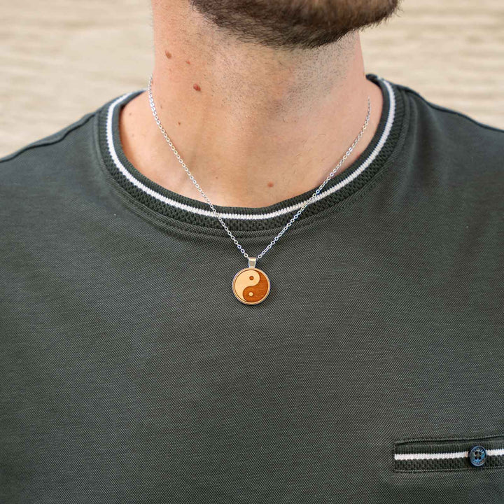 Yin-Yang Gravur auf Kirschholz – Edelstahl-Halskette mit spirituellem Holz-Inlay
