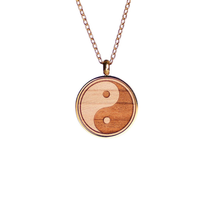 holzschmuck halskette aus kirschholz mit Yin und Yang motiv