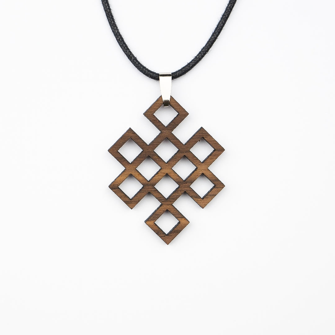 Endlosknoten Amulett in Nussbaum