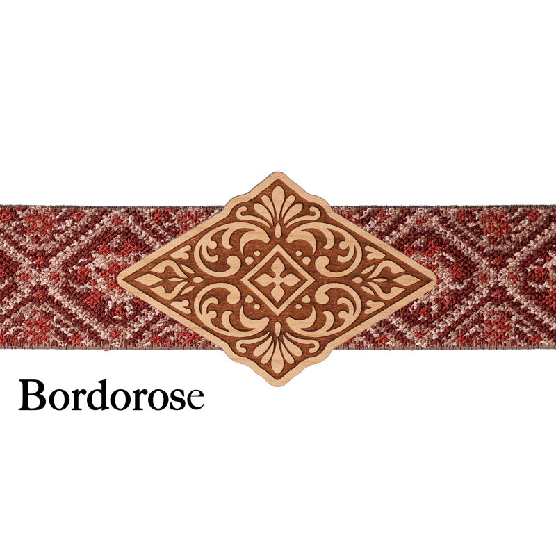 Schürzenschließe Holz mit bordeauxrotem Band und geometrischem Design