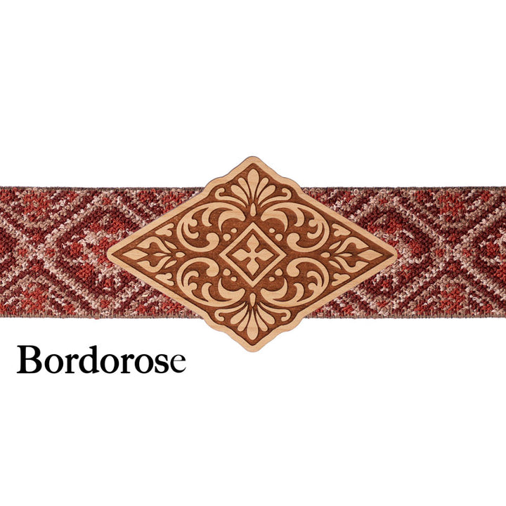 Schürzenschließe Holz mit bordeauxrotem Band und geometrischem Design
