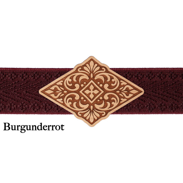 Dirndl Schnalle Holz mit dunkelrotem Band und strukturierter Gravur