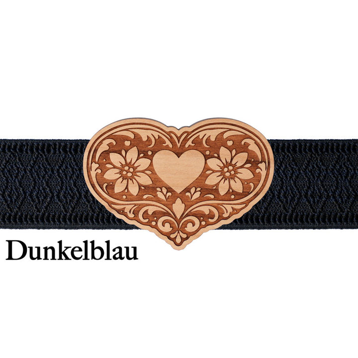 Stilvolle Trachtenschließe mit dunkelblauem Band für modernes Dirndl Outfit