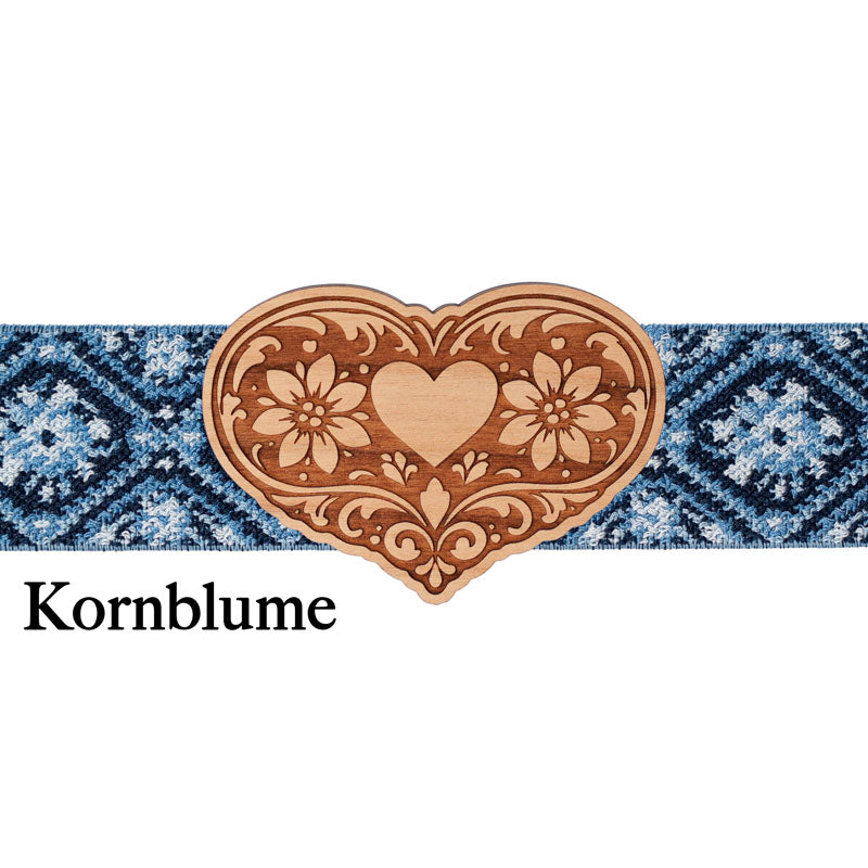 Dirndlschließe mit blau gemustertem Band im traditionellen Trachtenlook