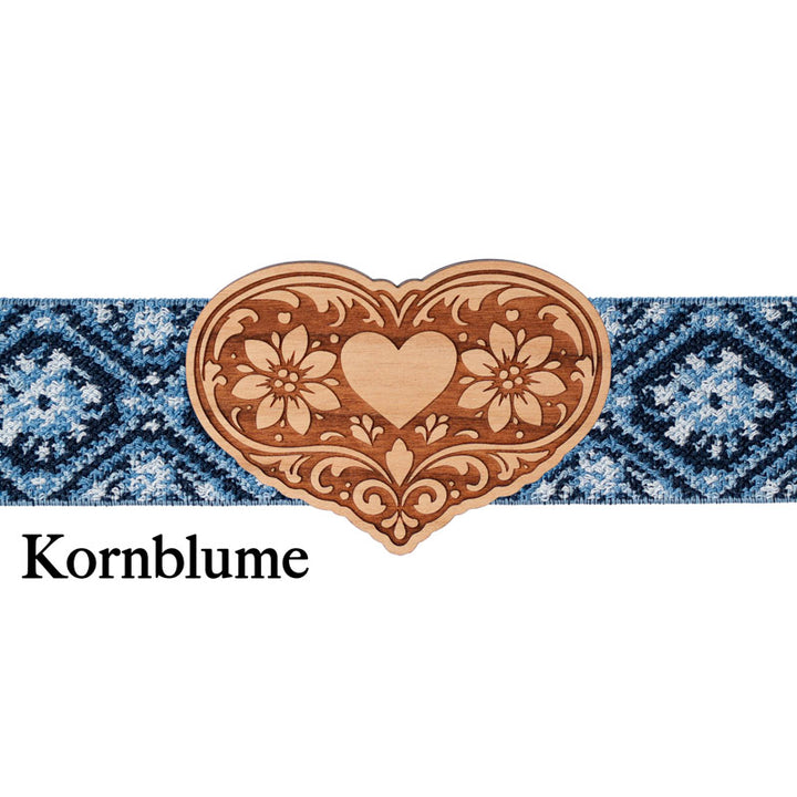 Dirndlschließe mit blau gemustertem Band im traditionellen Trachtenlook
