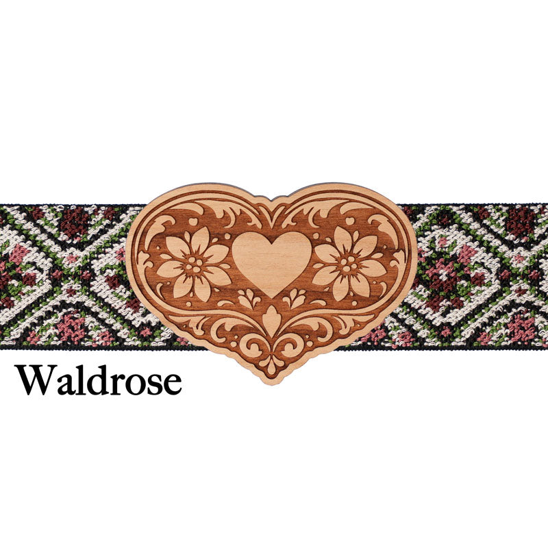 Romantische Schürzenschließe mit floral gemustertem Band und Holzdesign