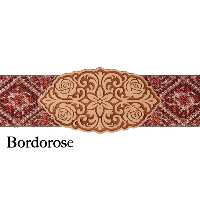 Schürzenschließe aus Holz mit bordeauxrotem Band