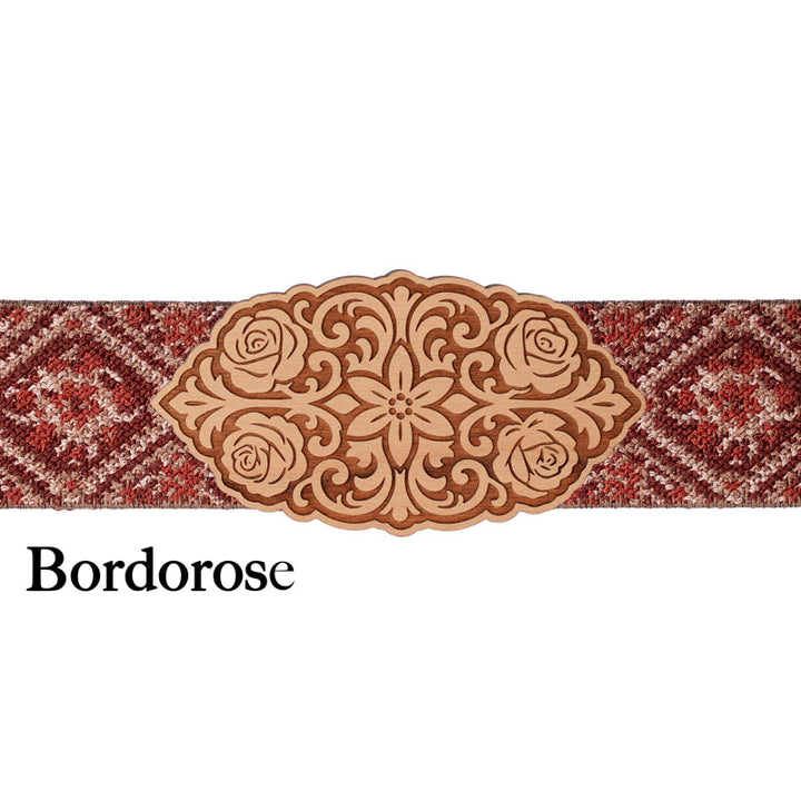 Schürzenschließe aus Holz mit bordeauxrotem Band