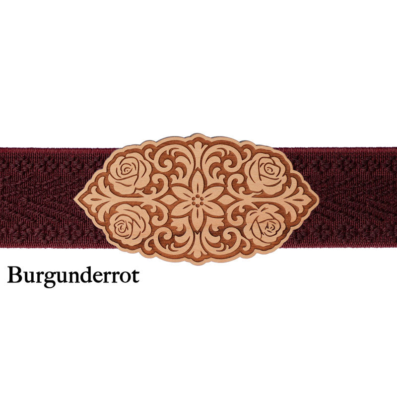 Dirndl Schnalle aus Holz mit dunkelrotem Band und detailreicher Verarbeitung