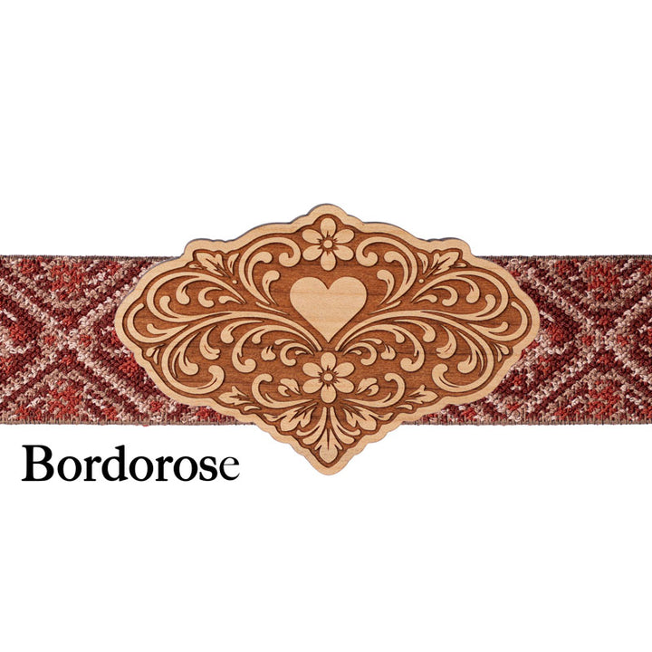 Besondere Schürzenschließe für Dirndl mit bordeauxrotem Band als elegantes Detail