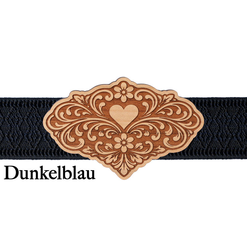 Stilvolle Trachtenschließe mit dunkelblauem Band für ein modernes Dirndl Outfit