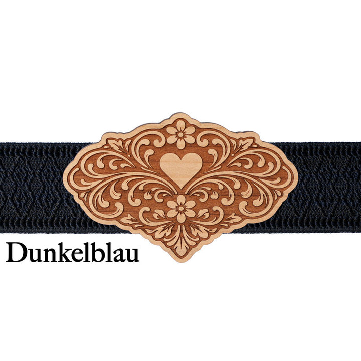 Stilvolle Trachtenschließe mit dunkelblauem Band für ein modernes Dirndl Outfit