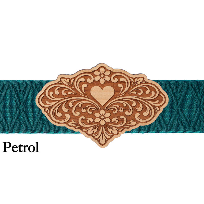 Elegante Schürzenschließe aus Holz mit petrolfarbenem Band für stilvolle Dirndl