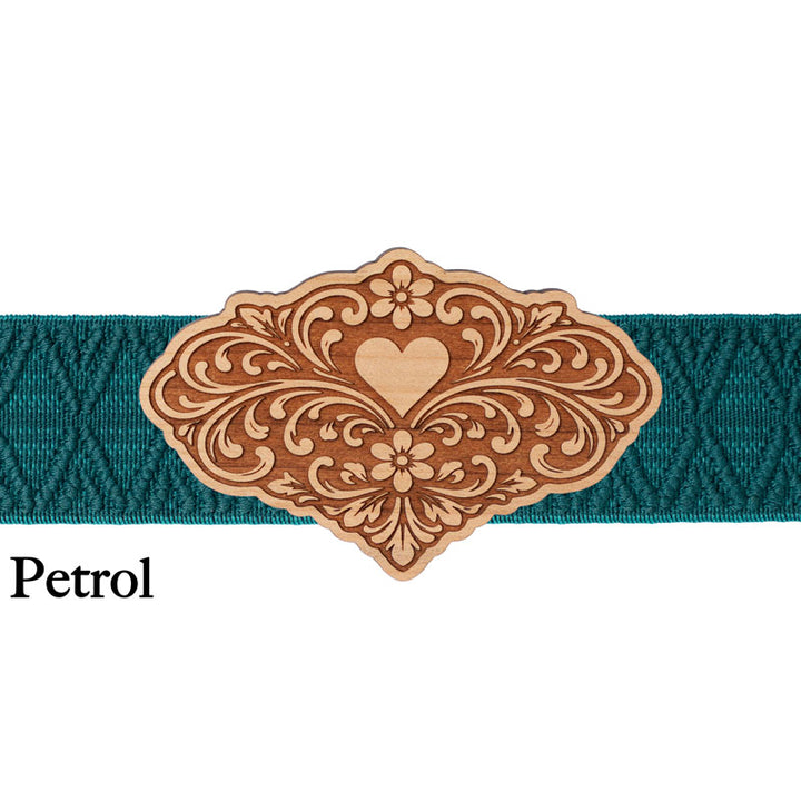 Elegante Schürzenschließe aus Holz mit petrolfarbenem Band für stilvolle Dirndl