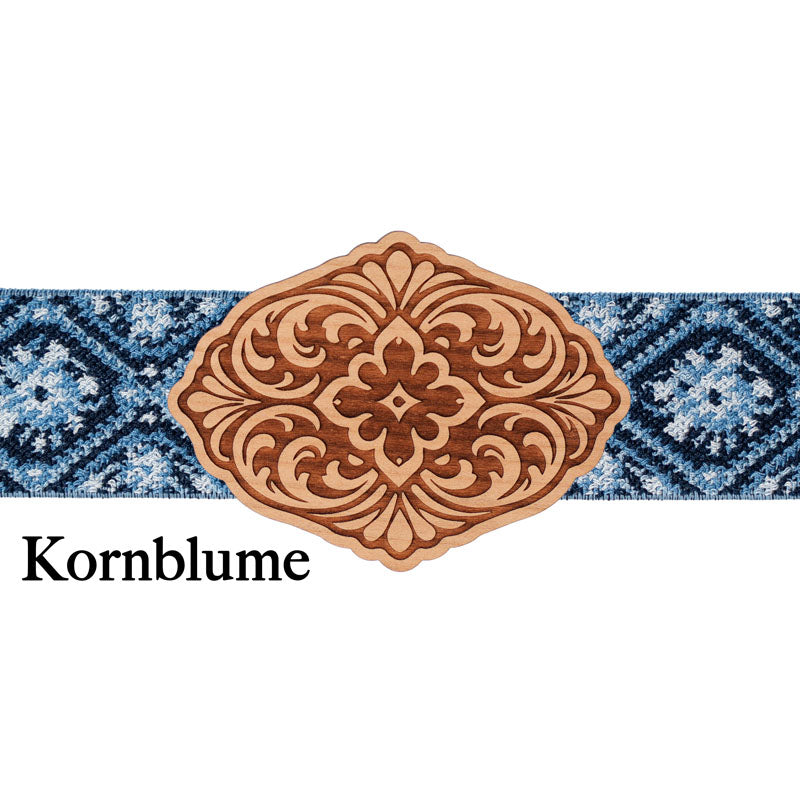 Schürzenschließe aus Holz mit blau gemustertem Band