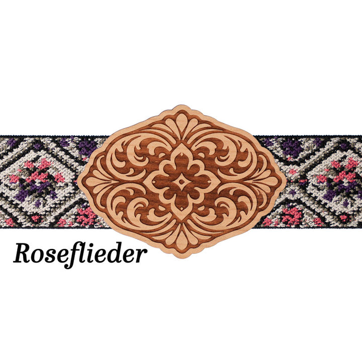 Schürzenschließe aus Holz mit floral gemustertem Band in Rosé und Lila
