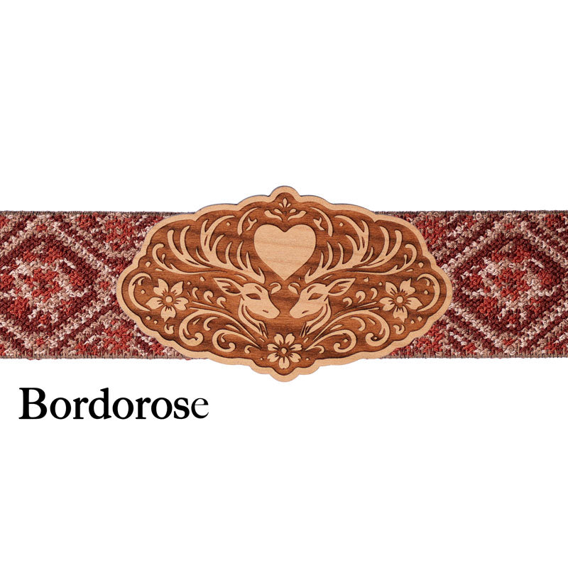 Schürzenschließe Holz mit bordeauxrotem Band und ornamentalem Muster