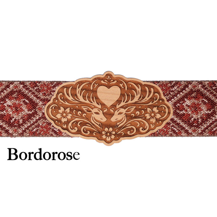 Schürzenschließe Holz mit bordeauxrotem Band und ornamentalem Muster