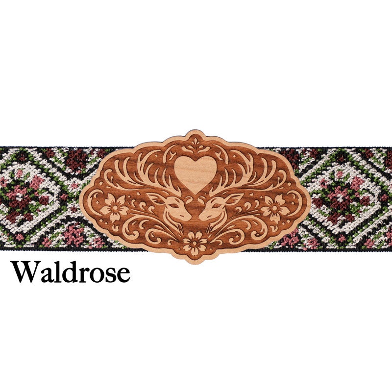 Schürzenschließe mit floral gemustertem Band und Holzornament