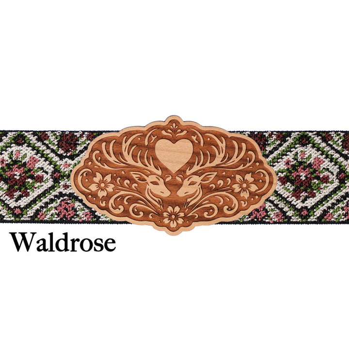 Schürzenschließe mit floral gemustertem Band und Holzornament