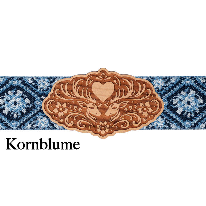 Dirndlschließe Holz mit blau gemustertem Band und traditionellem Look