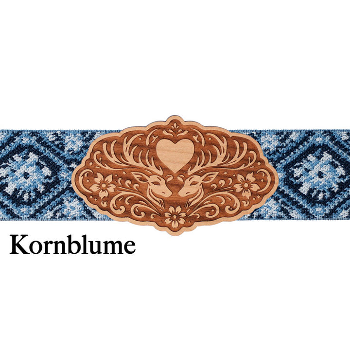 Dirndlschließe Holz mit blau gemustertem Band und traditionellem Look