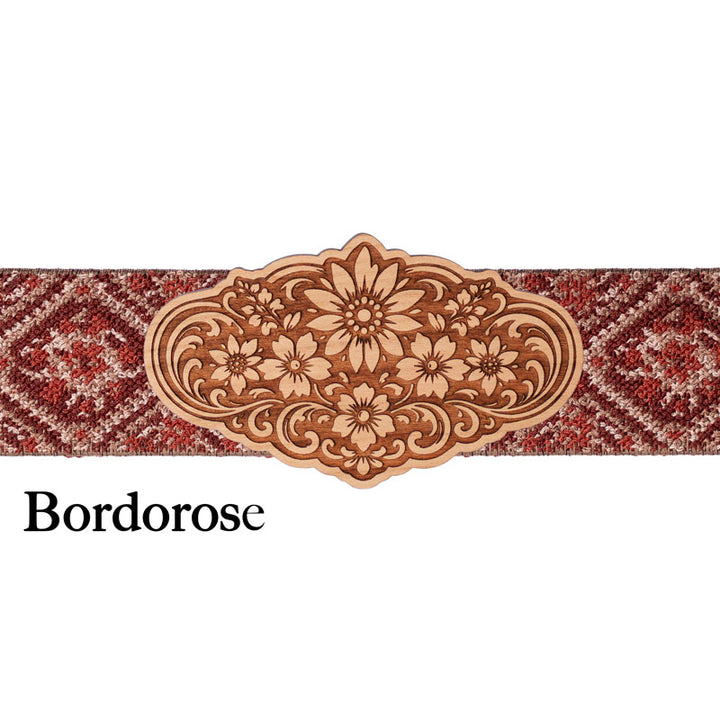 Dirndlschließe aus Holz mit bordeauxrotem Band und filigranem Ornament