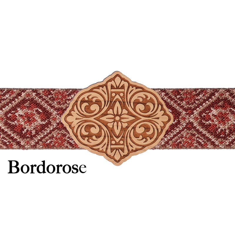 Schürzenschließe aus Holz mit bordeauxrotem Band und klassischer Gravur