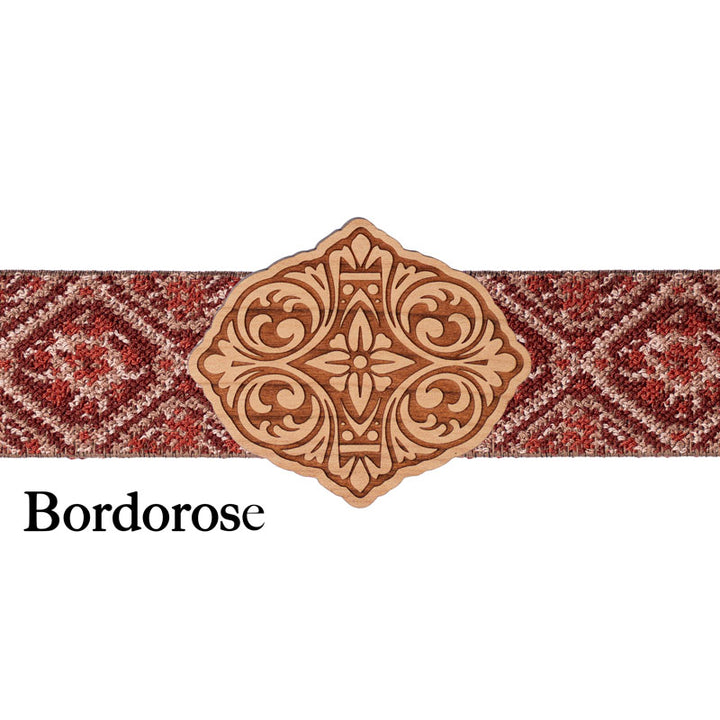 Schürzenschließe aus Holz mit bordeauxrotem Band und klassischer Gravur