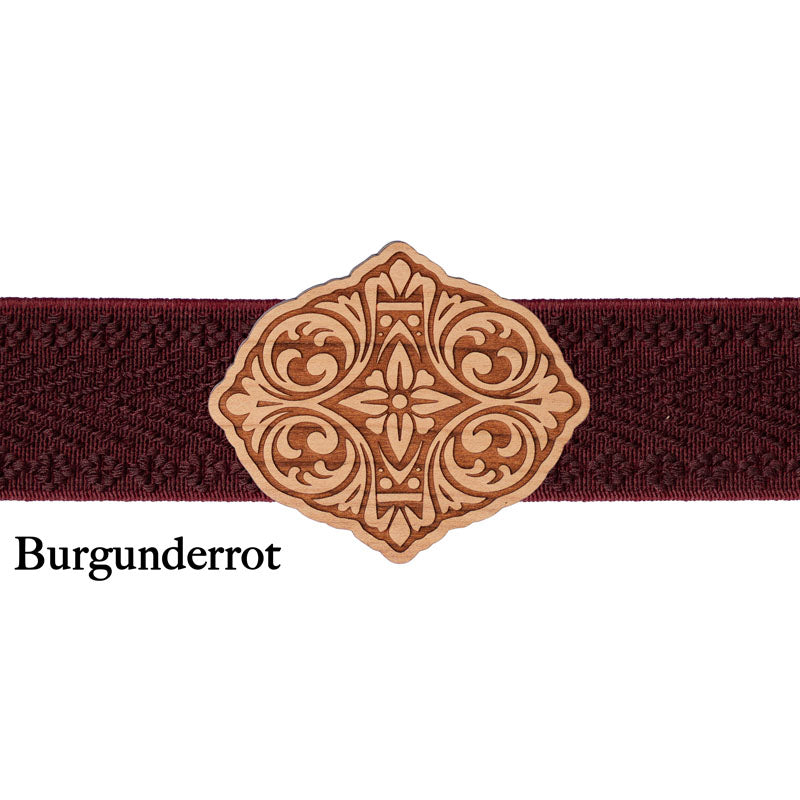 Dirndl Schnalle Holz mit dunkelrotem Band und traditionellem Muster