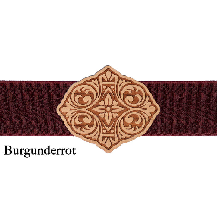 Dirndl Schnalle Holz mit dunkelrotem Band und traditionellem Muster