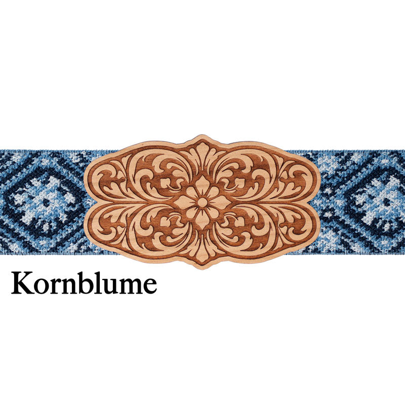 Trachten Schließe Holz mit blau gemustertem Band und traditionellem Stil