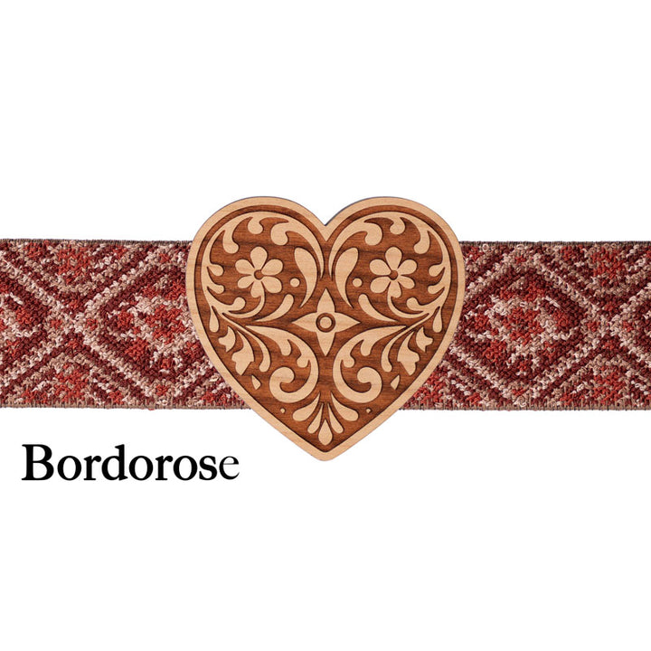 Schürzenschließe Herz Holz mit bordeauxrotem Band