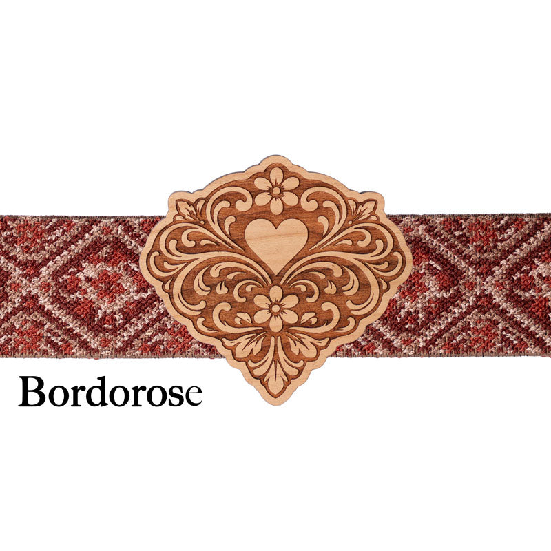 Schürzenschließe Holz mit bordeauxrotem Band und eleganter Gravur