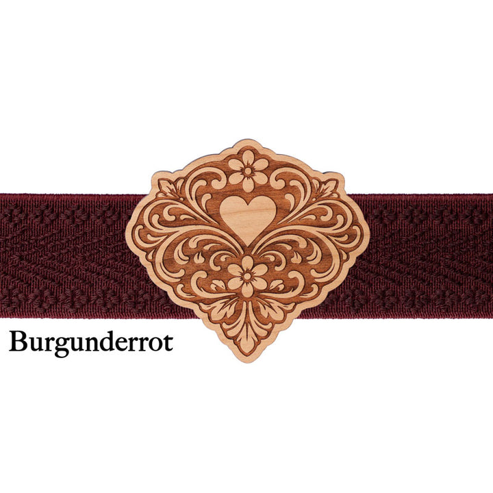Dirndl Schnalle aus Holz mit dunkelrotem Band und klassischem Ornament