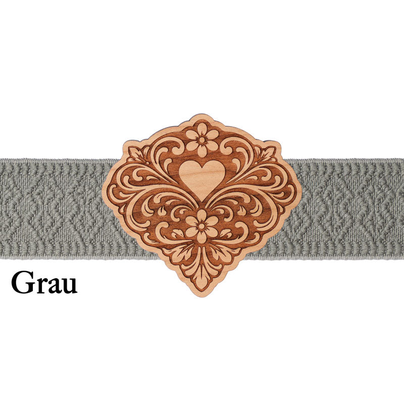 Dirndlschürze Schließe aus Holz mit grauem Band und schlichter Eleganz