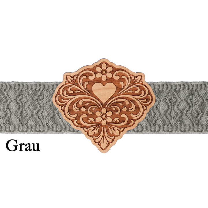 Dirndlschürze Schließe aus Holz mit grauem Band und schlichter Eleganz