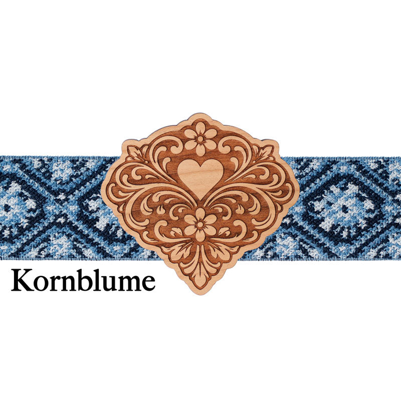 Trachten Schließe Holz mit blau gemustertem Band und traditionellem Look
