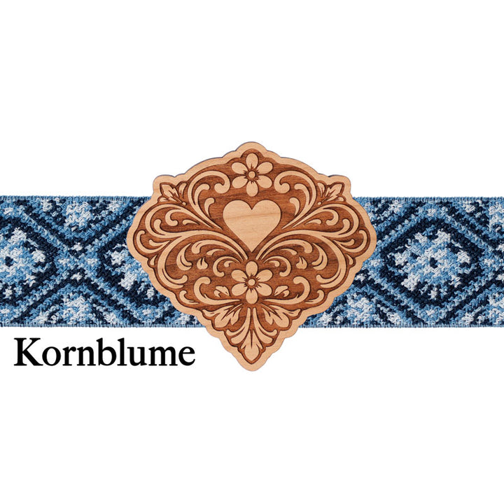 Trachten Schließe Holz mit blau gemustertem Band und traditionellem Look
