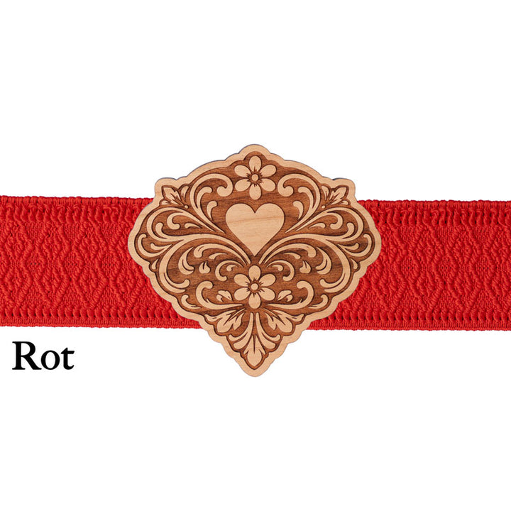 Dirndl Schnalle Holz mit rotem Band und dekorativem Holzmuster
