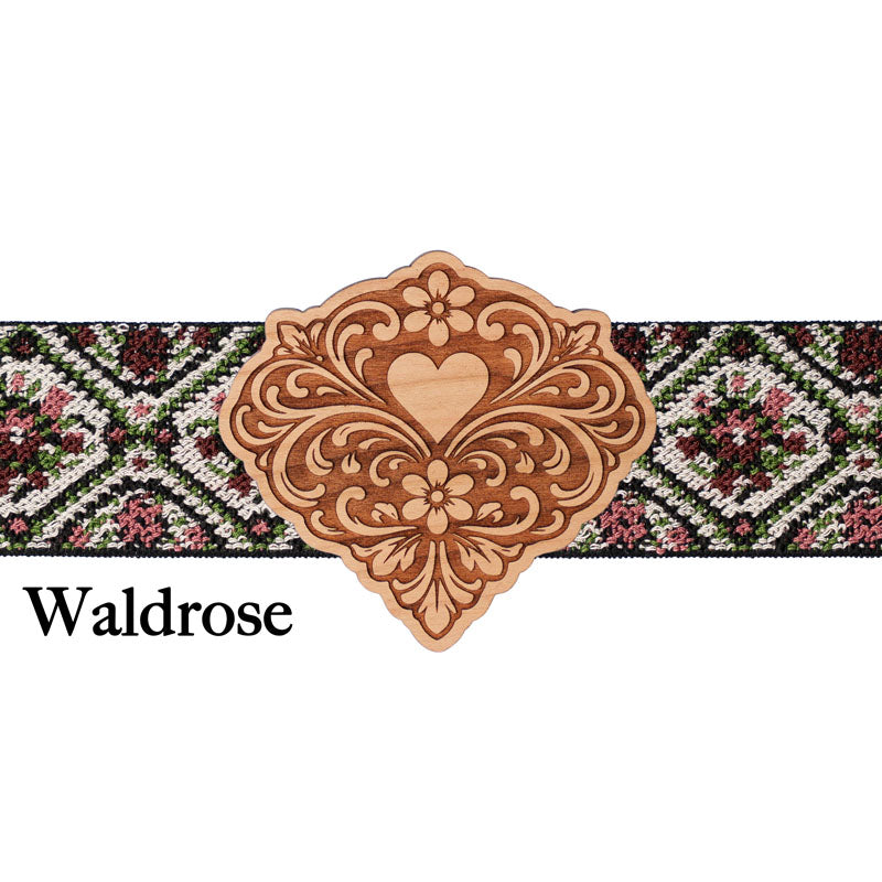 Schürzenschließe aus Holz mit floral gemustertem Band und verspieltem Design