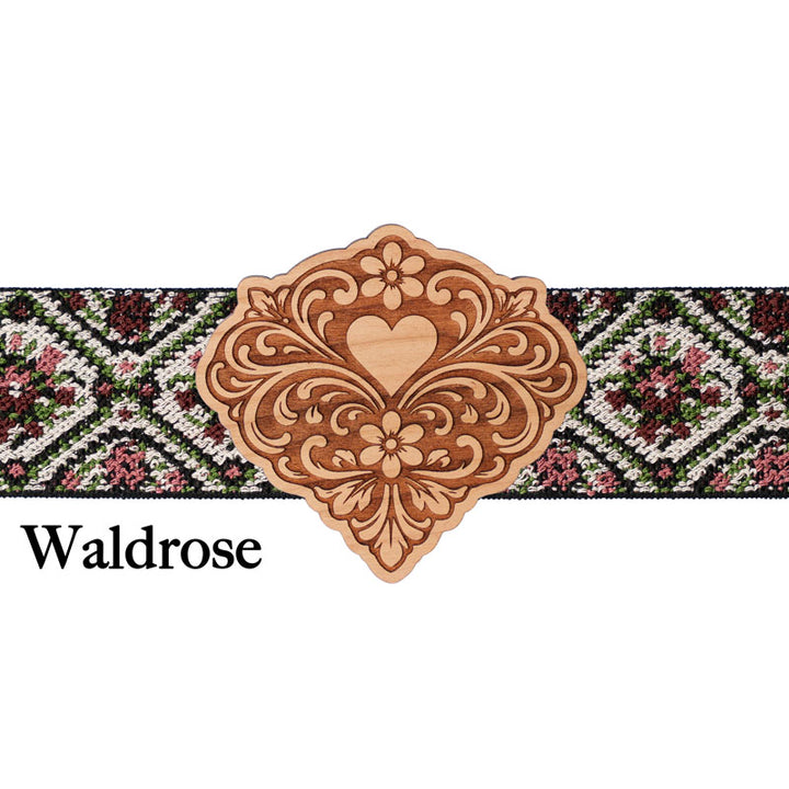 Schürzenschließe aus Holz mit floral gemustertem Band und verspieltem Design