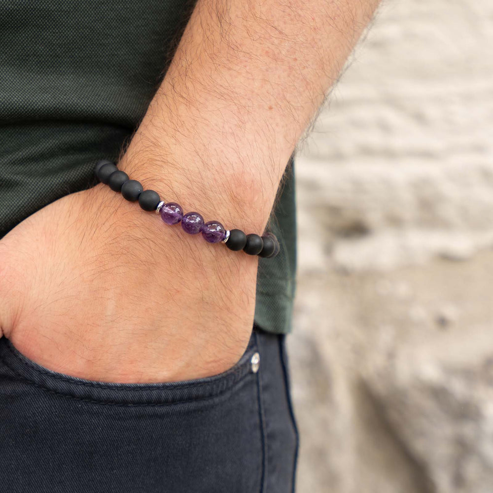 Tragebild eines Edelsteinarmbands mit Amethyst und schwarzem Onyx – kraftvoller Armschmuck mit spiritueller Ausstrahlung