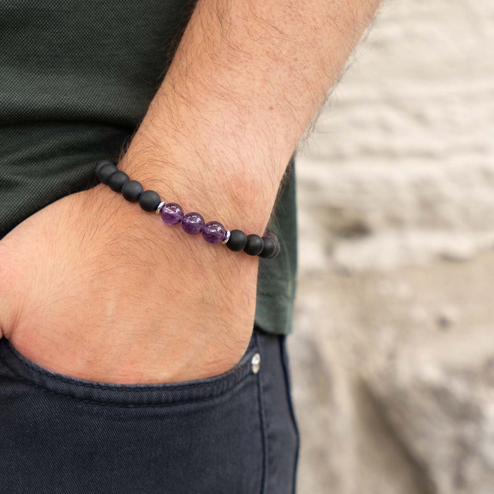 Tragebild eines Edelsteinarmbands mit Amethyst und schwarzem Onyx – kraftvoller Armschmuck mit spiritueller Ausstrahlung