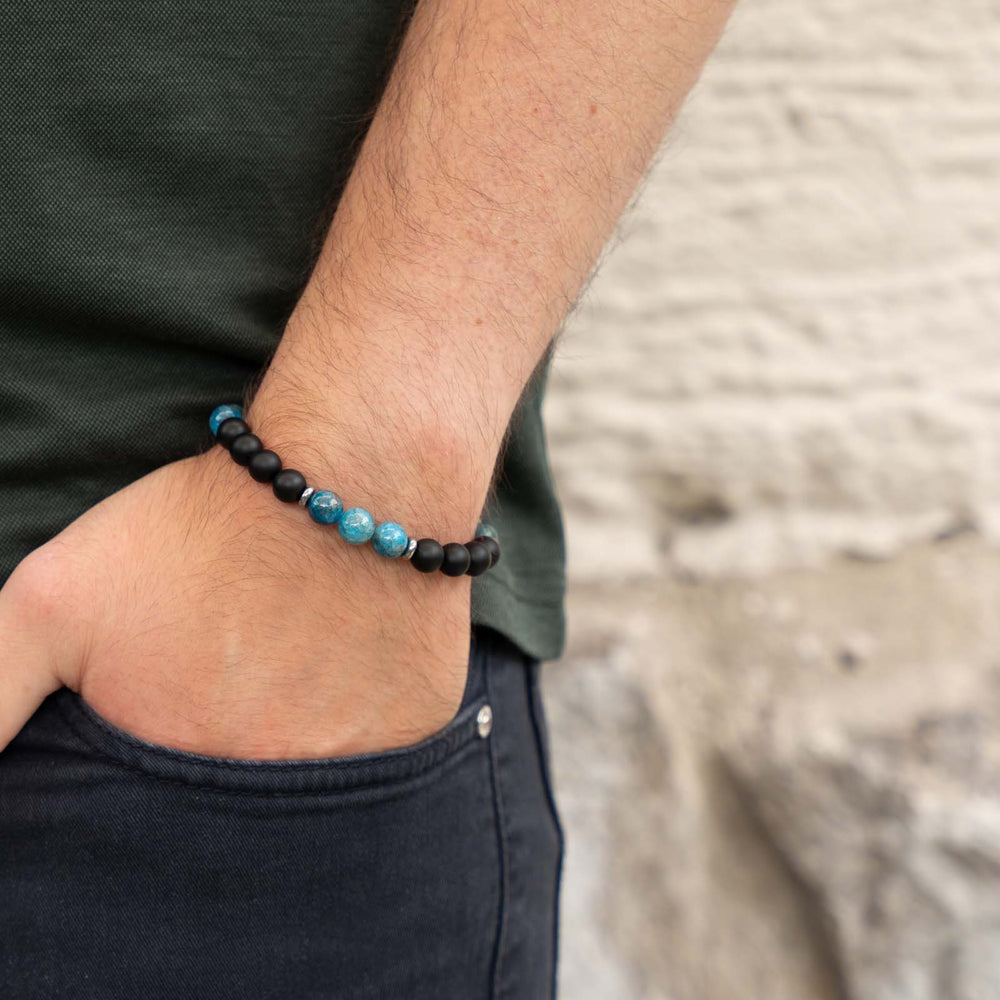 Edelsteinarmband mit Apatit und schwarzem Onyx – ausdrucksstarker Naturstein-Schmuck mit klarem, frischem Blauton