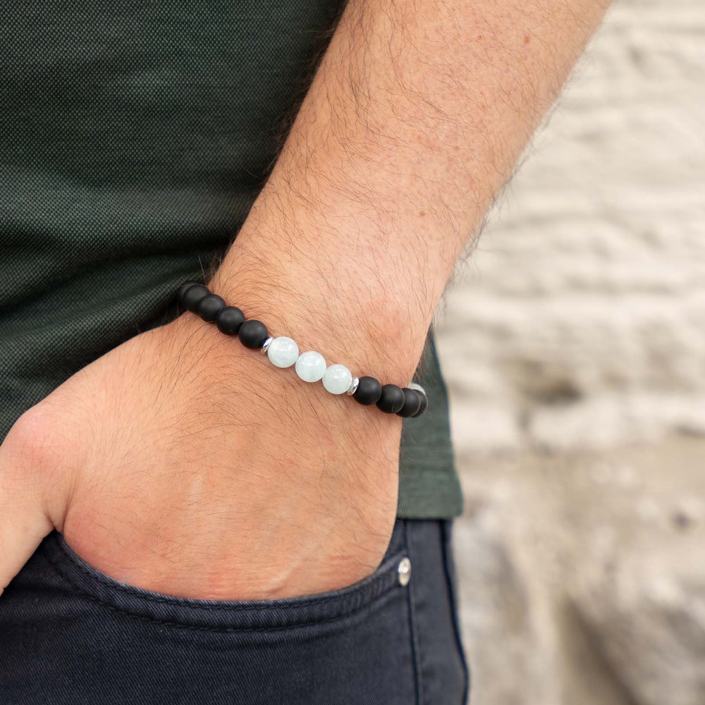 Tragebild eines Edelsteinarmbands mit Aquamarin und schwarzem Onyx – beruhigender Schmuck aus Natursteinen am Handgelenk
